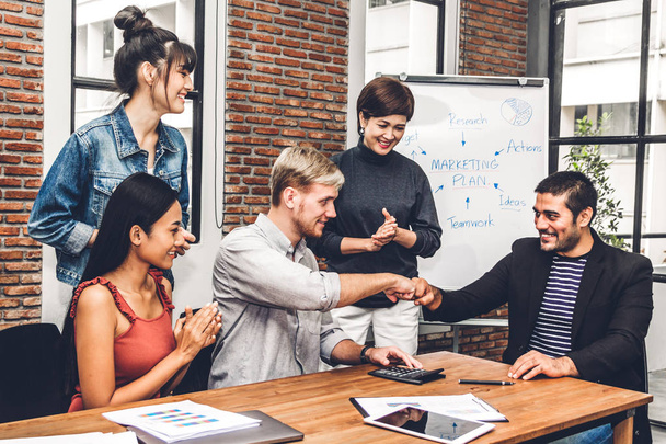 Успішні групові бізнесмени кулак зіштовхуються в офісі
 - Фото, зображення