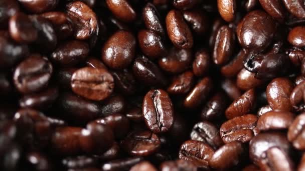 Bovenaanzicht van koffiebonen die vallen in een grinder-machine - Video