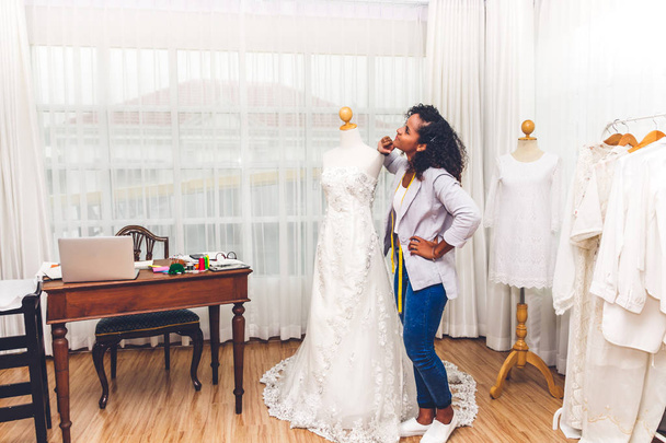 Souriant afro-américain femme noire créateur de mode près de manne
 - Photo, image