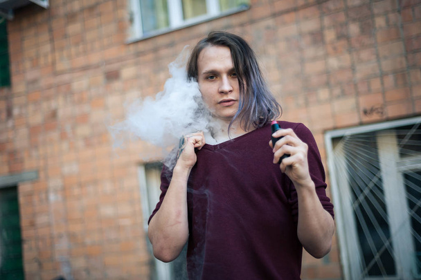 Портрет молодого человека в дыму от сигарет
 - Фото, изображение