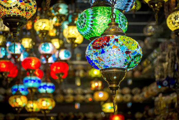 Hangende Lamp schot van spice gold souk plek om te bezoeken in dubai - Foto, afbeelding