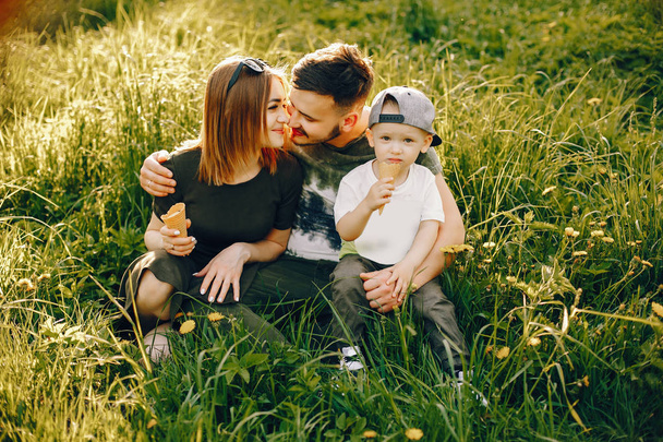 Cute family in a park - Valokuva, kuva