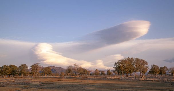 bulutlu gökyüzü altında Batı Moğolistan doğal manzara - Fotoğraf, Görsel