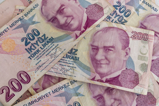 Close-up van twee honderd Turkse lire bankbiljetten in omloop - Foto, afbeelding