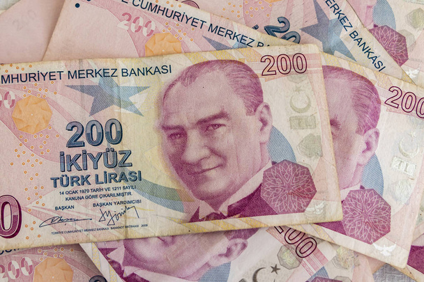 Close-up van twee honderd Turkse lire bankbiljetten in omloop - Foto, afbeelding