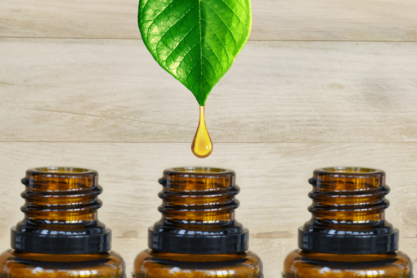 Aromatherapie-Konzept mit ätherischen Ölen und Öldiffusor auf Holzgrund - Foto, Bild