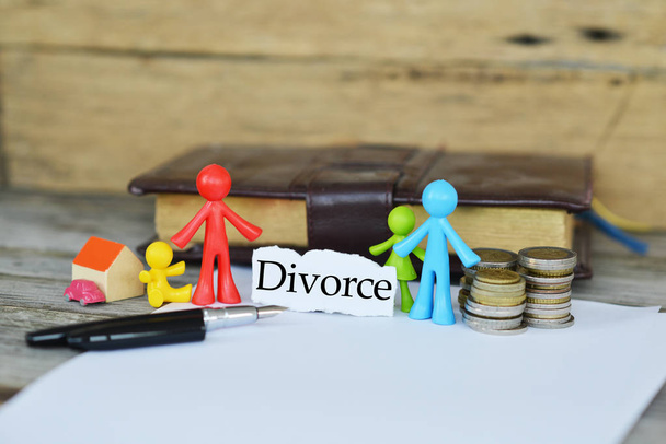 Concetto di fine matrimonio con divisione famiglia in miniatura e beni dopo il divorzio
 - Foto, immagini