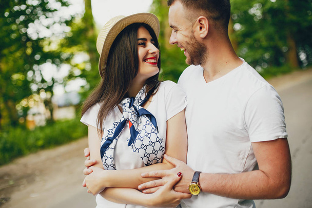 Beautiful couple spend time in a summer park - Valokuva, kuva