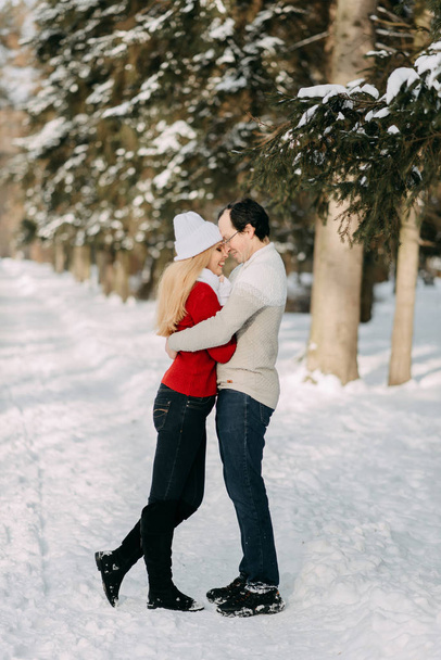 Guy ja tyttö kävellä, pitää hauskaa metsässä talvella
 - Valokuva, kuva