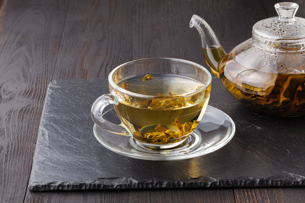 thé vert dans une tasse en verre dans la cuisine
 - Photo, image