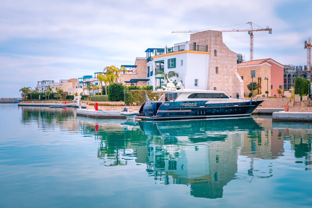 Schöne Aussicht auf den Yachthafen, Limassol Stadt Zypern. modernes, luxuriöses Leben im neu entwickelten Hafen mit Yachten, Restaurants, Geschäften und Uferpromenade. - Foto, Bild