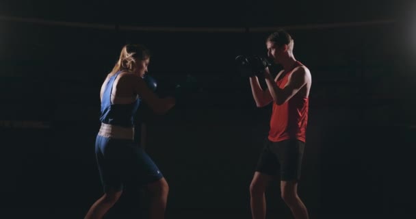 kick boks şampiyonu kadın atlet kickboks Koç eğitim boks boks odak eldiveni birlikte spor olarak yoğun egzersiz çalışma zevk yakın çekim kadın arkadaş - Video, Çekim