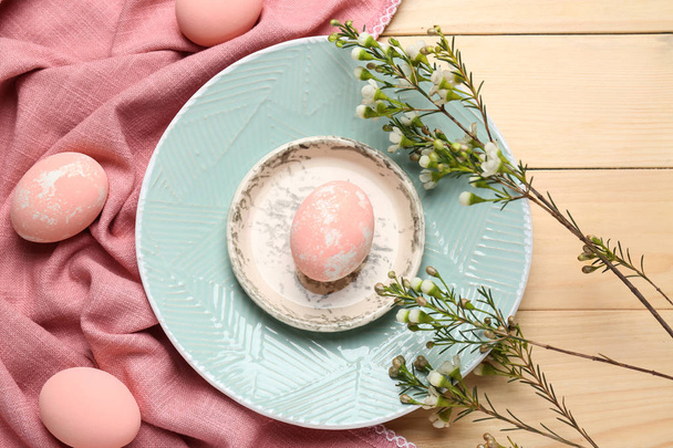 Desky s velikonoční vajíčka na dřevěný stůl - Fotografie, Obrázek