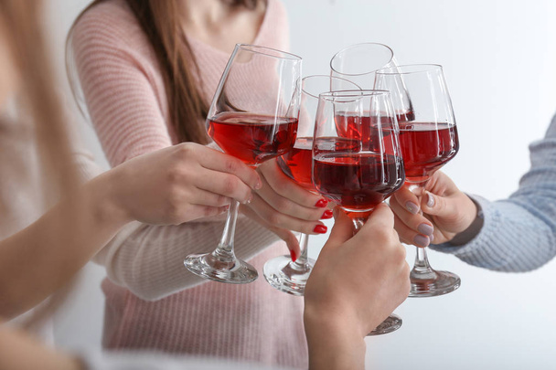 Gözlükle partisinde lezzetli şarap tungur arkadaşlar - Fotoğraf, Görsel