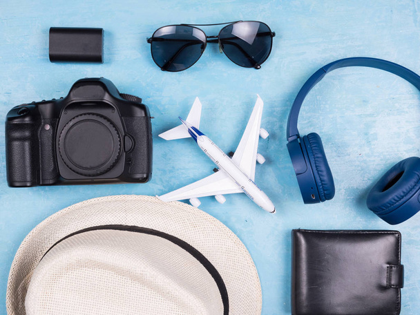Bovenaanzicht van travel schaven voor vakantie op blauwe achtergrond - Foto, afbeelding