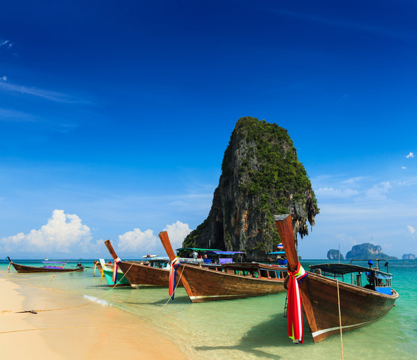 Barco de cauda longa na praia, Tailândia
 - Foto, Imagem
