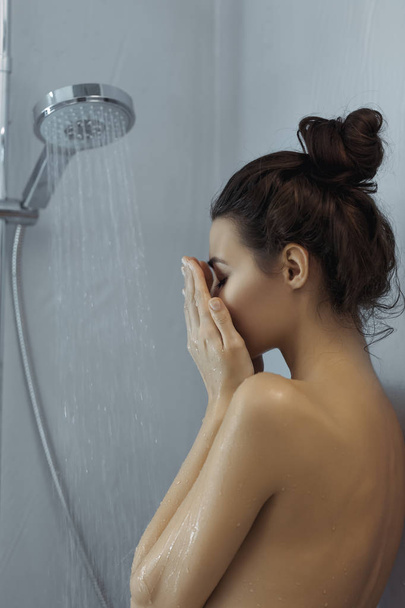 Beautiful girl standing at the shower - Φωτογραφία, εικόνα
