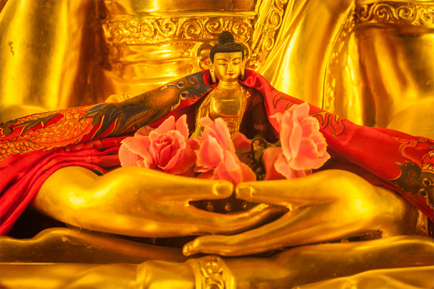 Kis Buddha Sakyamuni szobor kezében nagy - Fotó, kép