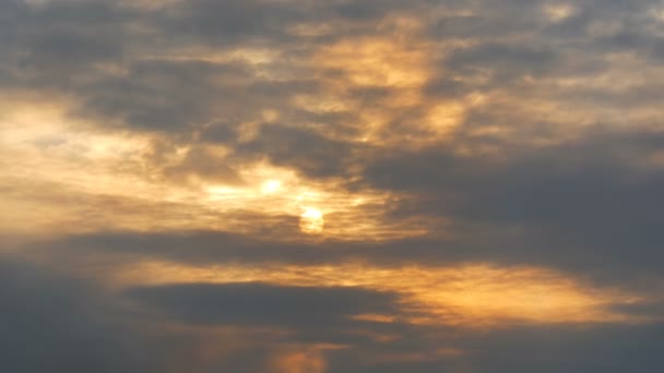 Prachtige avond zonsondergang omringd met wolken - Video