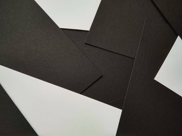 néhány fekete papír hajtogatott színes papír közelről - Fotó, kép