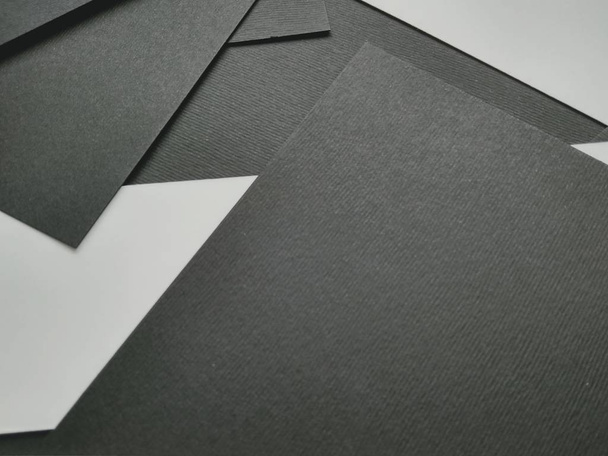 birkaç siyah kağıt ile renk kağıt katlanmış yakın çekim - Fotoğraf, Görsel