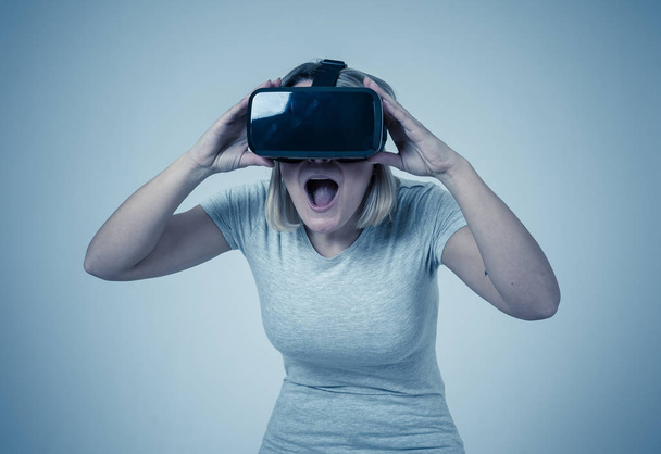 Hayran kadın VR kulaklık gözlükleri kullanarak deneyim elde, simülasyon hakkında heyecanlı duygu, sanal gerçeklik hareketleri yeni sanal dünya ile etkileşim yapma keşfetmek. Yeni teknoloji konsepti. - Fotoğraf, Görsel
