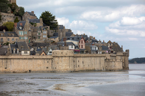 Le Mont Saint-Michel, abadía fortificada medieval y pueblo en una isla mareomotriz en Normandía, Francia, con marea baja
 - Foto, imagen