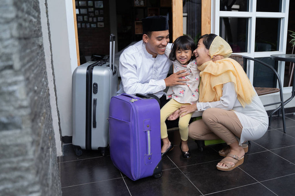 asian muslim family with suitcase - Fotoğraf, Görsel