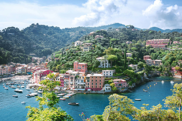 Paysage de Portofino, vue du sommet aux bateaux sur l'eau, maisons et villas colorées, pentes des montagnes dans la ville de Portofino, Ligurie, Italie
. - Photo, image