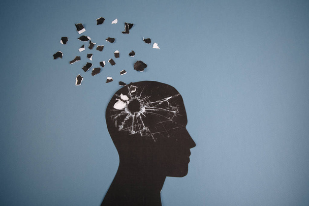 Símbolo de trastorno cerebral presentado por la cabeza humana hecha de papel. Idea creativa para la enfermedad de Alzheimers, demencia, pérdida de memoria y mental
 - Foto, Imagen