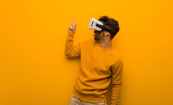 Virtuális valóság szemüveget viselő fiatalember - Fotó, kép