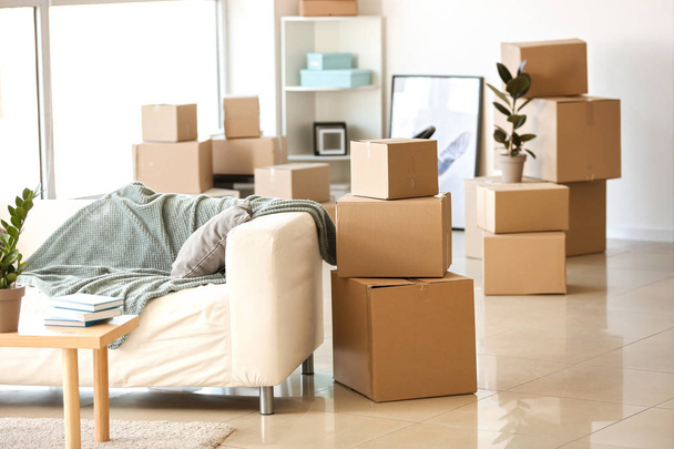 Odalarda mobilya, eşya ve hareketli kutular - Fotoğraf, Görsel