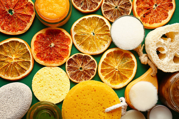 Сахарный скраб с цитрусовыми ломтиками на цветном фоне
 - Фото, изображение