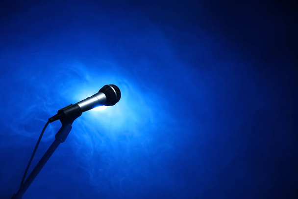 Modernes Mikrofon auf farbigem Hintergrund - Foto, Bild