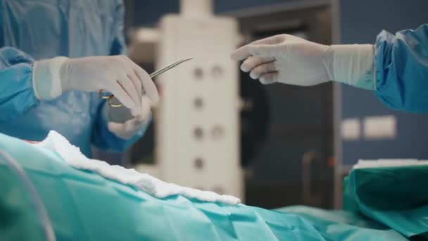 Chirurg mit medizinischer Schere während einer Operation  - Filmmaterial, Video