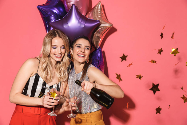 Foto dvou mladých žen 20s ve stylovém oblečení drží slavnostní b - Fotografie, Obrázek