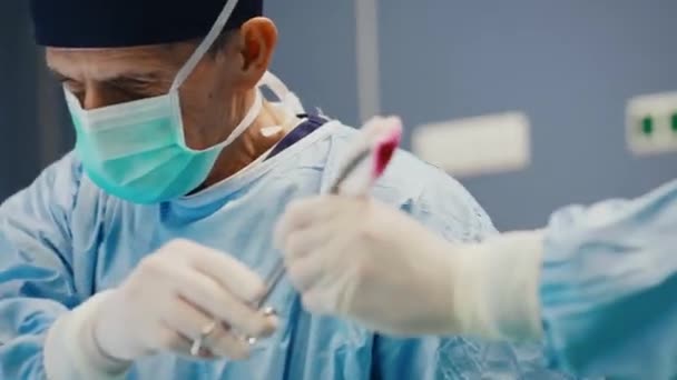 Nahaufnahme des Arztes mit medizinischer Schere  - Filmmaterial, Video