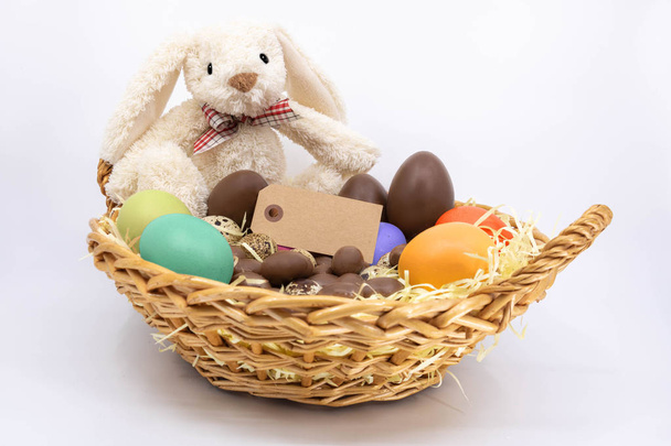 Великодній кошик обробкою з фарбовані яйця та Шоколадні яйця перепелині яйця зі великод - Фото, зображення