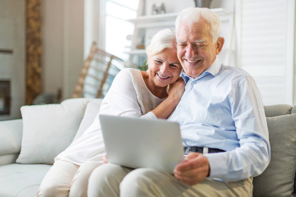 старша пара використовує ноутбук вдома
 - Фото, зображення