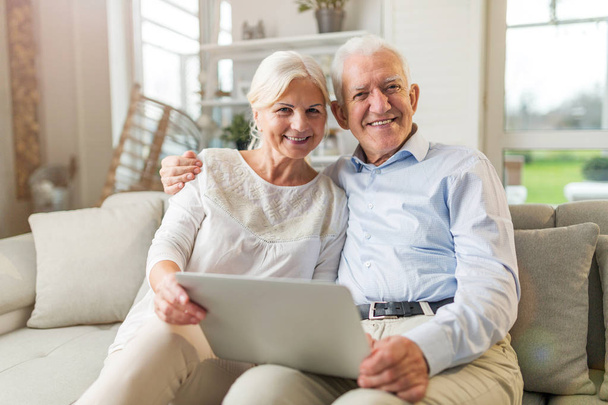 Seniorenpaar nutzt Laptop zu Hause - Foto, Bild