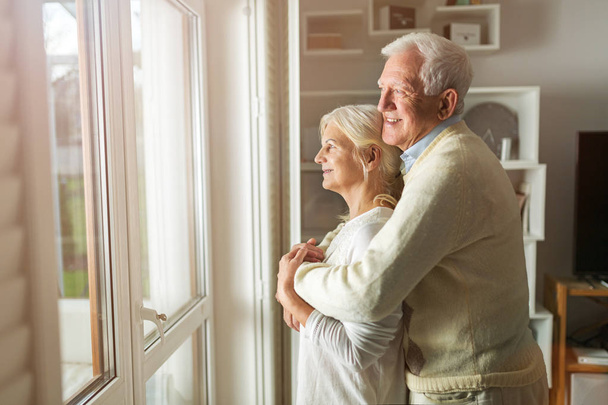 glückliches Seniorenpaar zu Hause - Foto, Bild