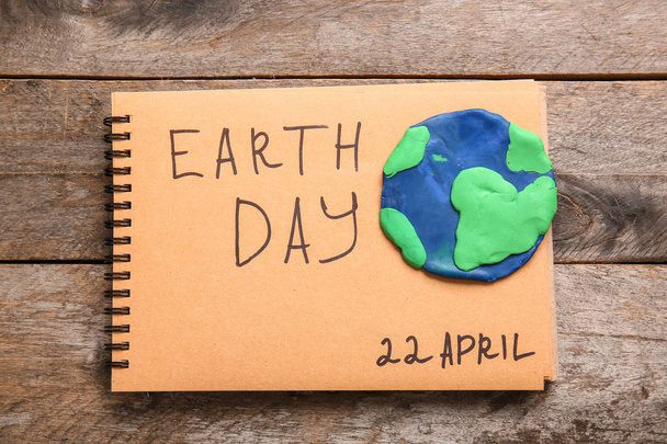 Composición para el Día de la Tierra sobre fondo de madera
 - Foto, imagen