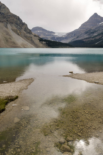 Bow lake in cloudy day in summer in Banff National Park, Alberta, Canada - Фото, зображення