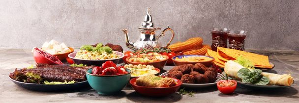 Близькосхідні або арабські страви і різноманітний мороз, бетонна іржа
 - Фото, зображення