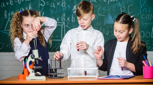 childrens day. students doing biology experiments with microscope. Little kids learning chemistry in school lab. Chemistry. Back to school. Little children at school lesson. New ideas for medicine - Foto, Imagen