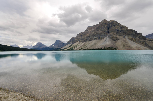 Λίμνη τόξο συννεφιασμένη μέρα το καλοκαίρι στο Εθνικό Πάρκο Μπανφ, Αλμπέρτα, Καναδάς - Φωτογραφία, εικόνα