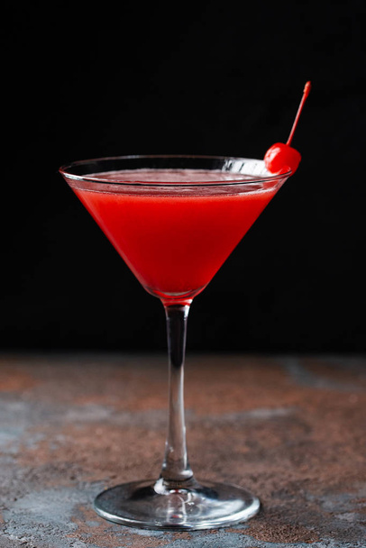 Fresh cocktail on dark background - Фото, зображення