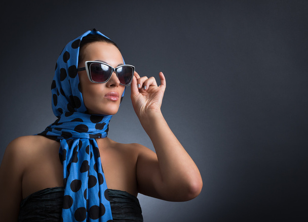 Fashion woman portrait wearing sunglasses - Fotoğraf, Görsel