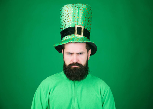Confident and serious. Bearded man celebrating saint patricks day. Irish man with beard wearing green. Hipster in leprechaun hat and costume. Happy saint patricks day - 写真・画像