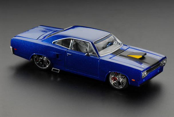 Carro de brinquedo azul em um fundo escuro, o ano 1967. Resto-mod
 - Foto, Imagem